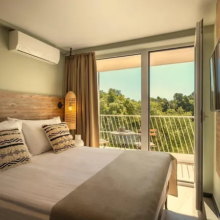 Готель Places Hvar By Valamar 3*